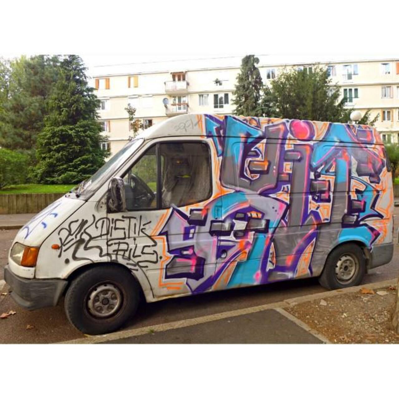 #Paris #graffiti photo by @maxdimontemarciano http://ift.tt/1jA1wHa #StreetArt http://t.co/5erhG7LKF8