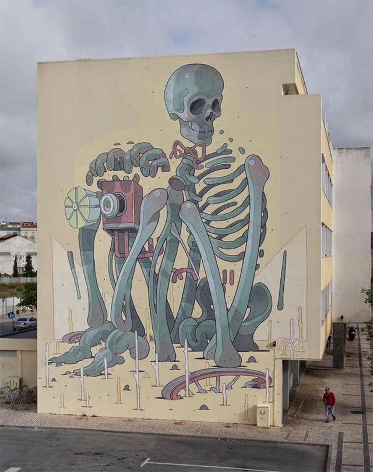 RT @oldskull: Nuevo mural de Aryz en Lagos, Portugal #Streetart #graffiti http://t.co/wLTKUxHSvU