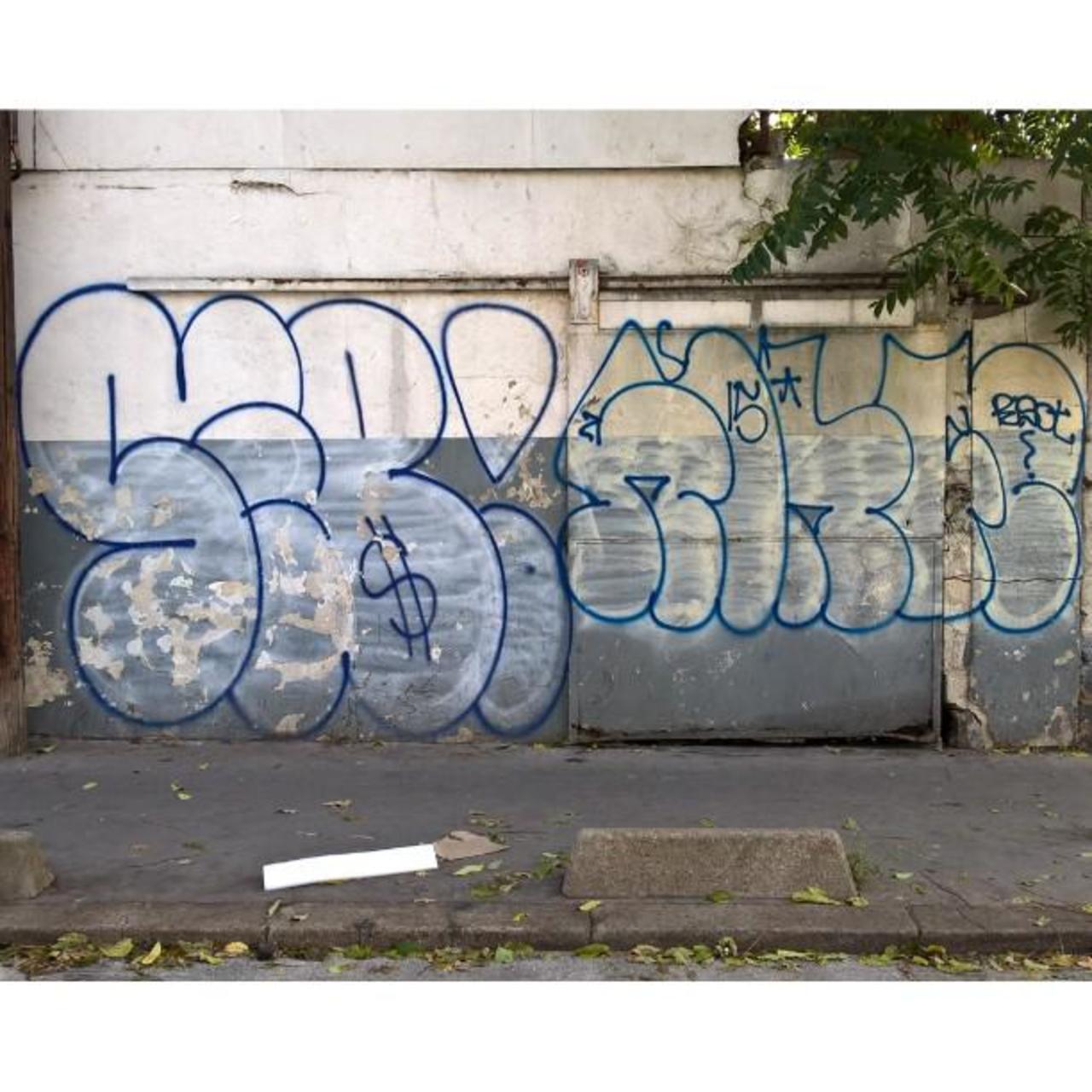 #Paris #graffiti photo by @maxdimontemarciano http://ift.tt/1jq3WYG #StreetArt http://t.co/JWuILOwEBa