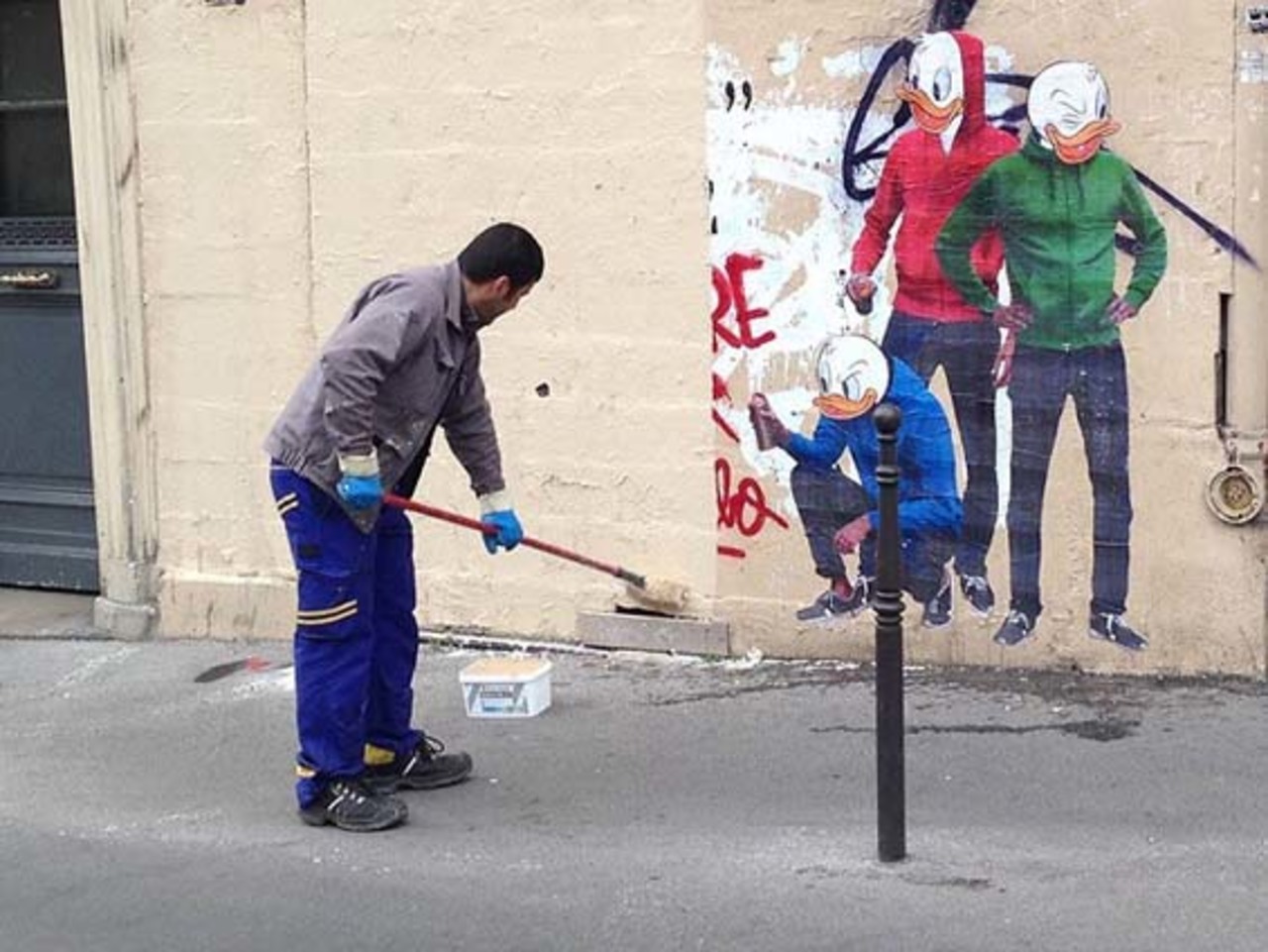 Ha, sweet! Anti- #Graffiti Work Crew #Collaged In #StreetArt He Erased http://ow.ly/TvPwD via #BeautifulDecay http://t.co/AZKsMv5xW1