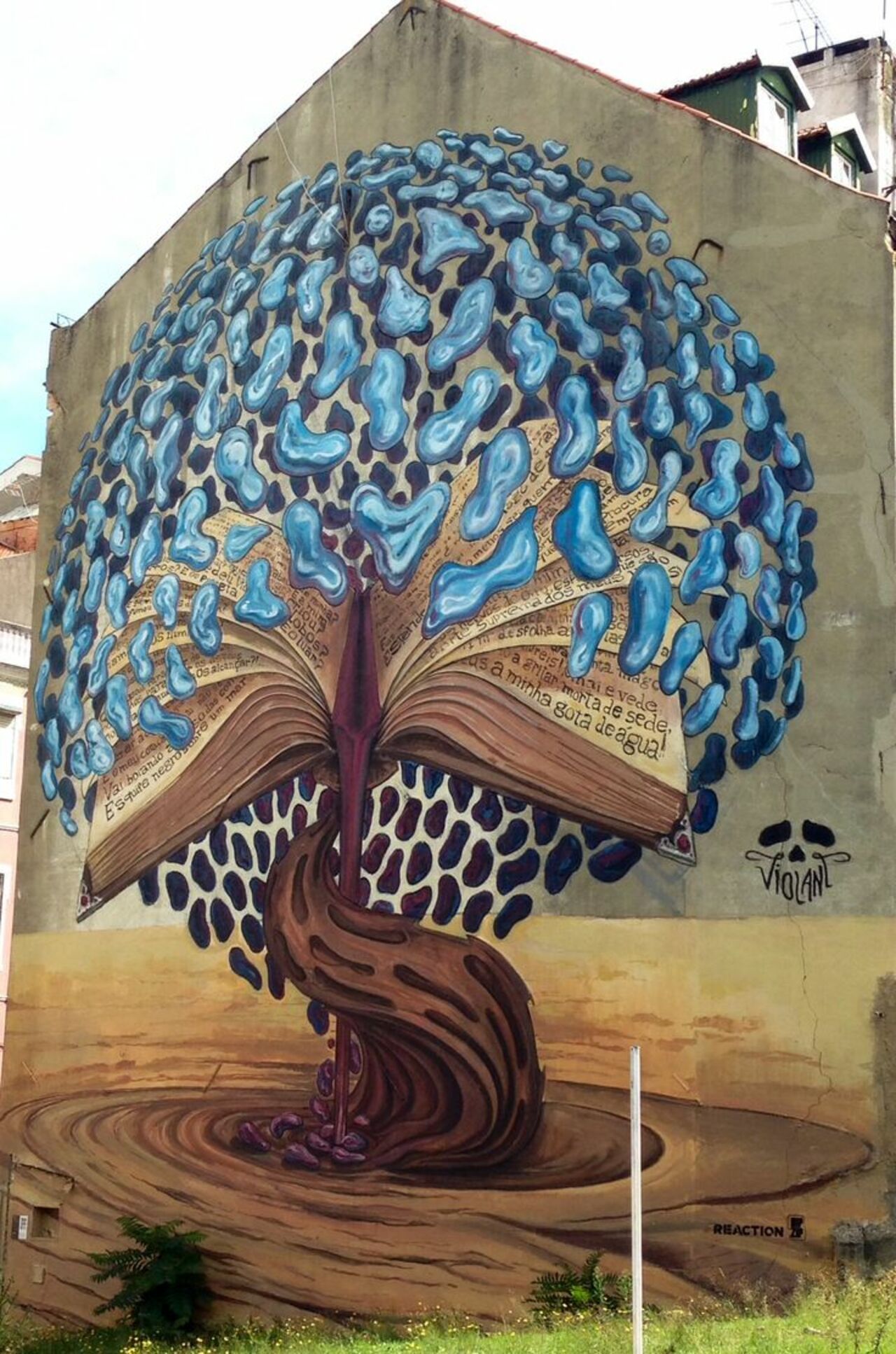 RT @aPlace4Creation: #Graffiti in #Lisbon. Photo by Vika. #BigArtBoost #StreetArt http://buff.ly/17JEmYT http://t.co/P7oXpR4UcR
