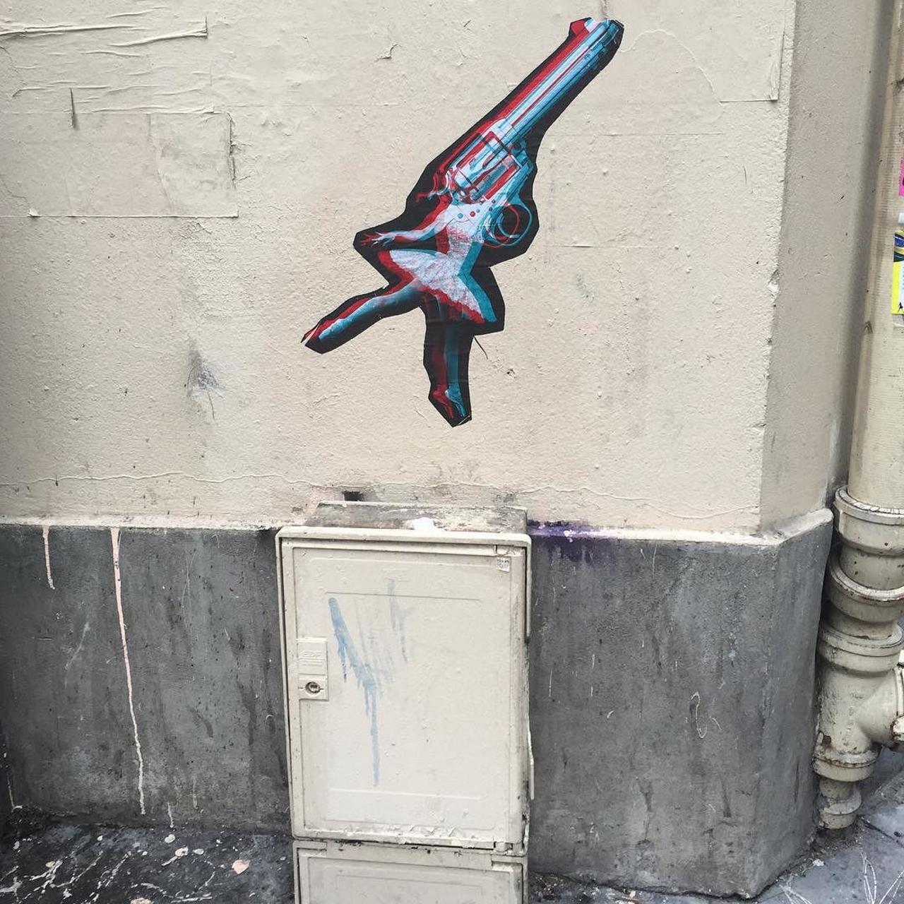 circumjacent_fr: #Paris #graffiti photo by wafaawifi http://ift.tt/1LvAacw #StreetArt http://t.co/NDpWOlb9gF