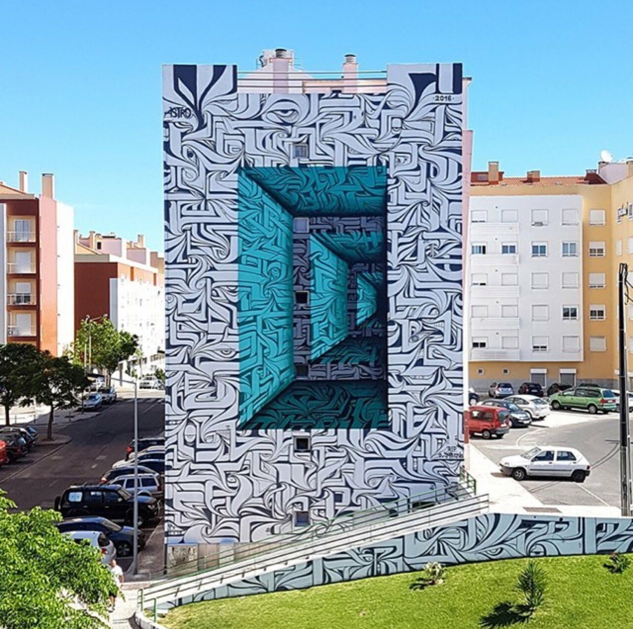 Optical illusion mural by Astro in Lisbon   #streetart #OTHERness https://t.co/JzVm3MIEO8