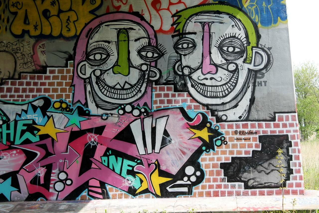 #streetart #graffiti #mural happy faces in #Amsterdam, from Joachim, 2 pics at http://wallpaintss.blogspot.nl http://t.co/WsanRdFDMW