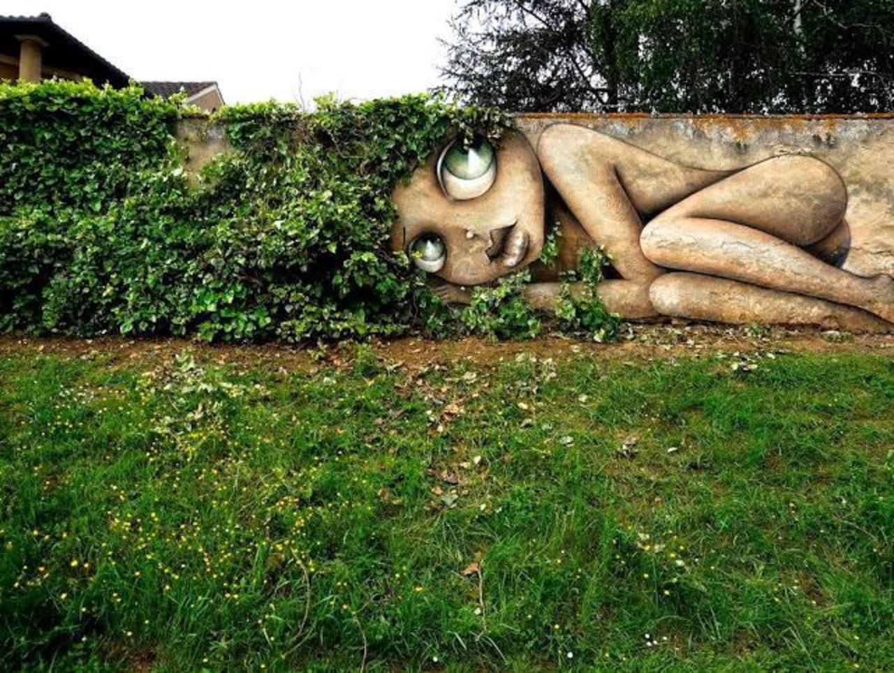 New street art piece from Vinnie in Eauze, France. #StreetArt #Graffiti #Mural http://t.co/AkMwxDlw43