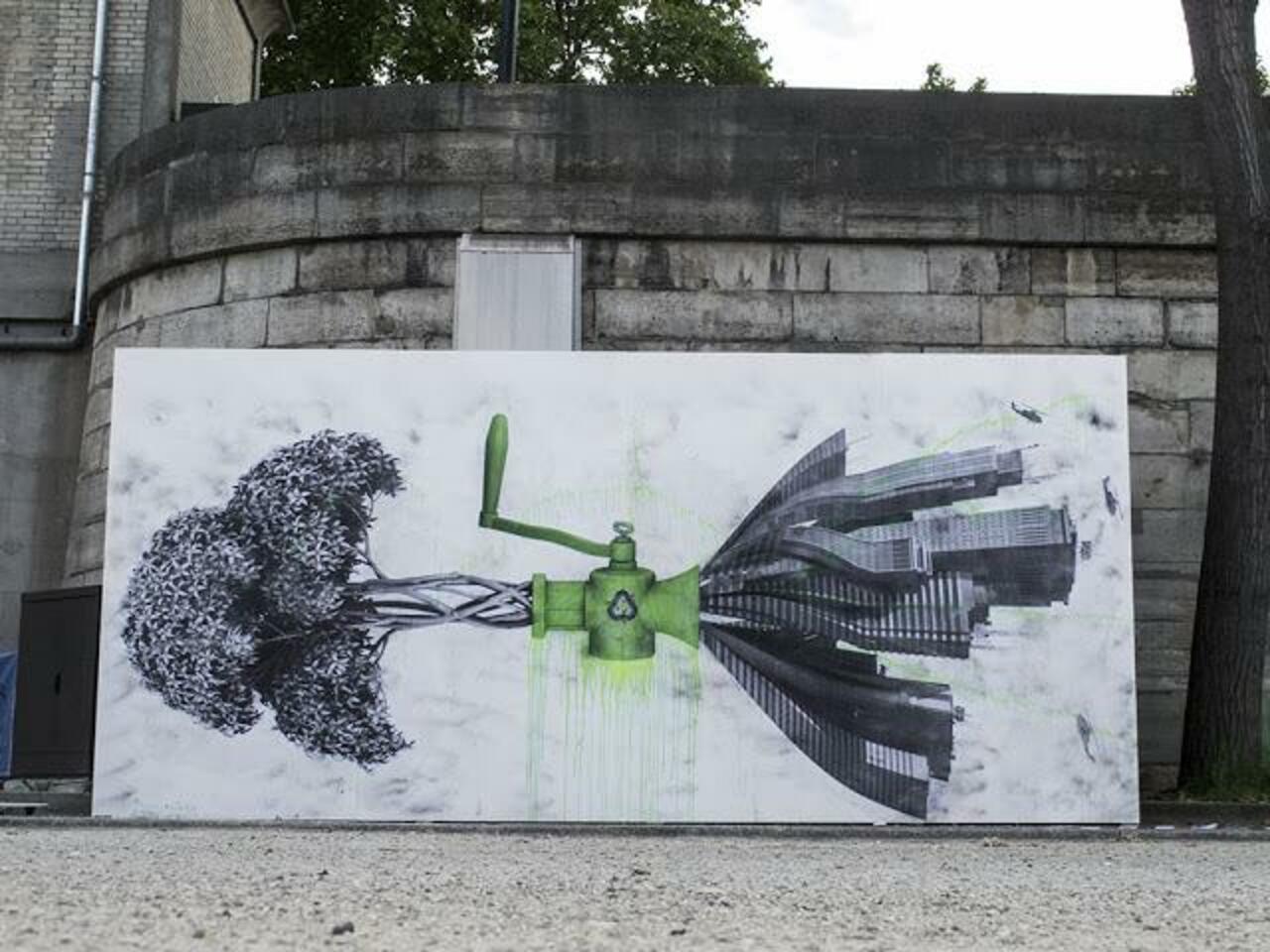 Ludo creates two new street piece in Paris, France. #StreetArt #Graffiti #Mural http://t.co/pCgWTWt5d0