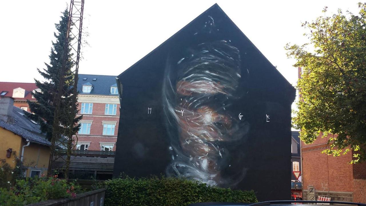 Axel Void paints a new mural in Aalborg, Denmark. #StreetArt #Graffiti #Mural http://t.co/jojtkLrrZf https://goo.gl/7kifqw