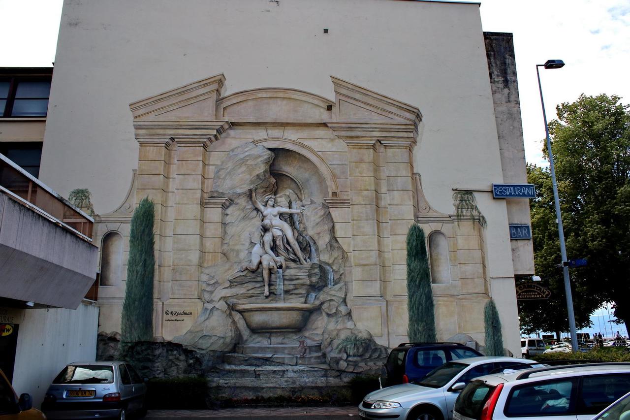 RT @RRoedman: #streetart #graffiti #mural Trompe-l'oeil in #Evian #France ,3 pics at http://wallpaintss.blogspot.nl http://t.co/yoWis7Pwrf