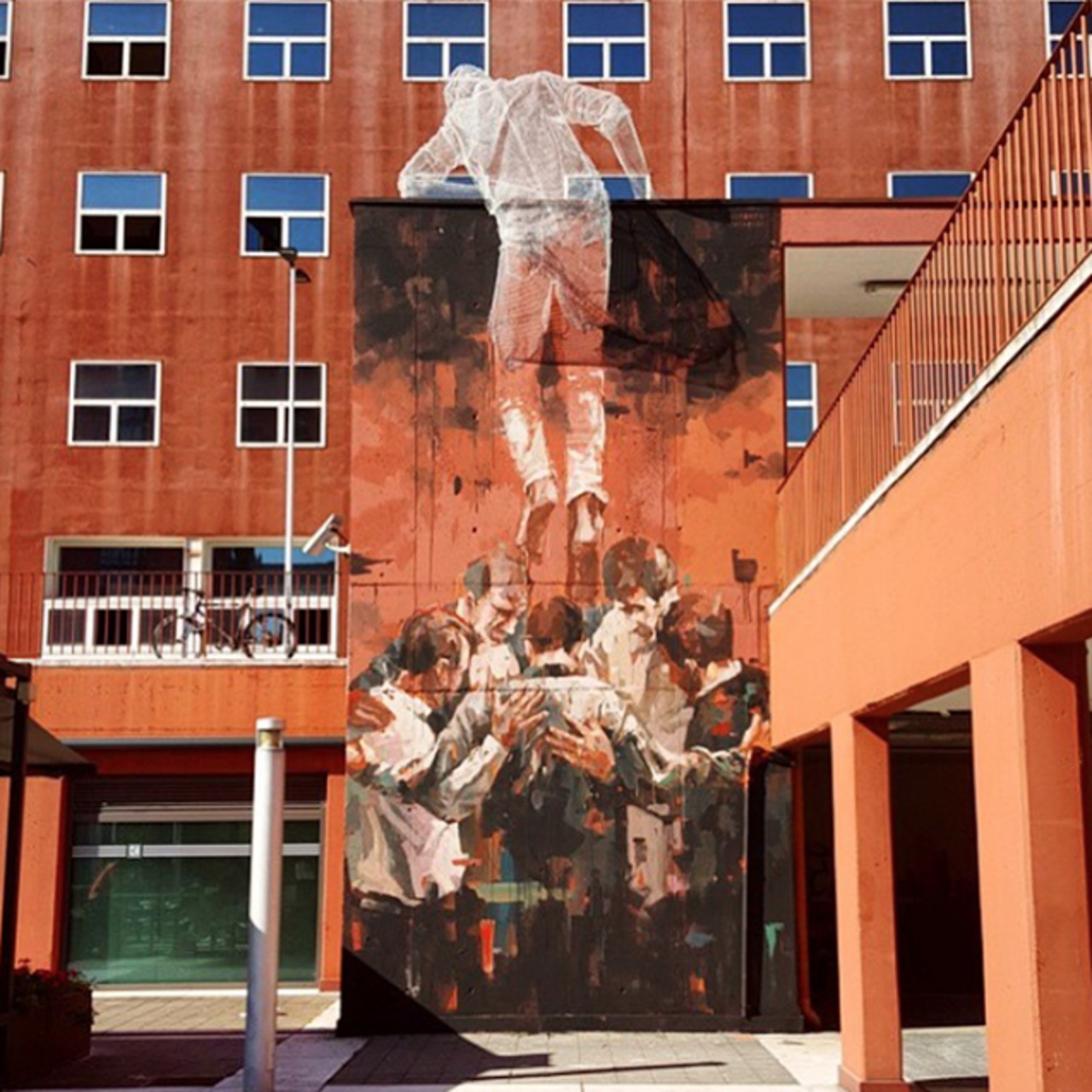RT @streetgalerie: New mural by Borondo and Edoardo Tresoldi / Milan, Italy #streetart #arturbain #graffiti #borondo #mural #fresque http://t.co/2cFlidieXV