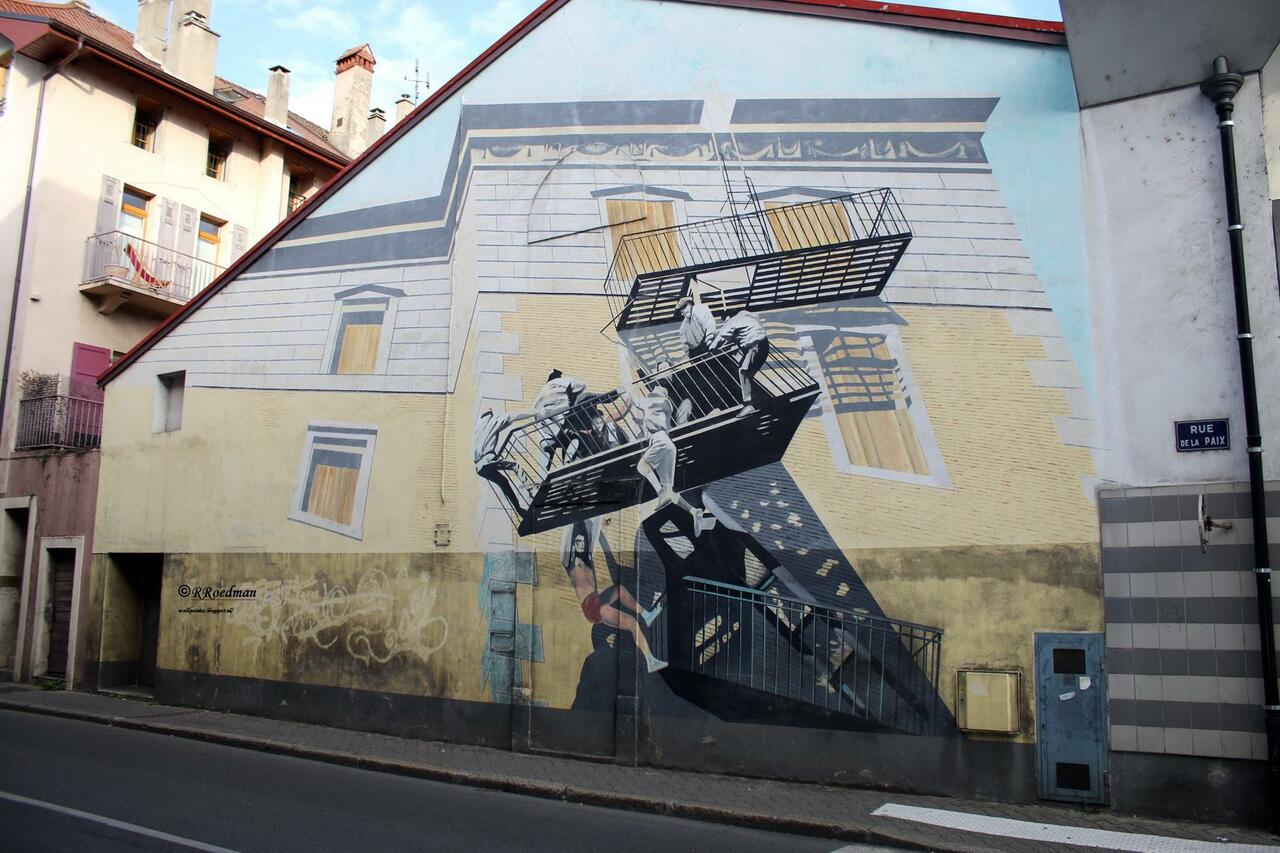 RT @RRoedman: #streetart #graffiti #mural falling down in Thonon-les-Bains #France ,3 pics at http://wallpaintss.blogspot.nl http://t.co/3H1r17GZVN