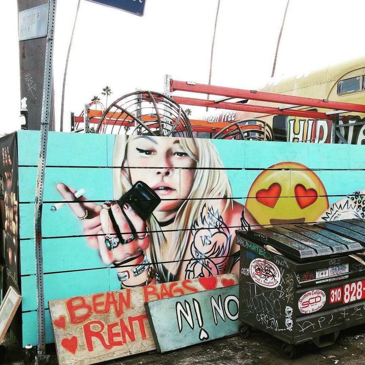 Les voisins un peu hippies... #losangeles #LA #cali #california #venice #hippies #mural #peaceandlove #graffiti #st… http://t.co/HqH6eVIrJ6
