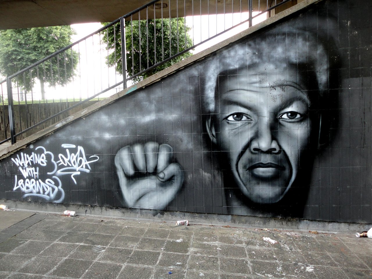 Mandela by Omega

#graffiti #graff #mural #subway #Birmingham #art #arte #streetart #tribute #madiba http://t.co/ifPIn9GHSO