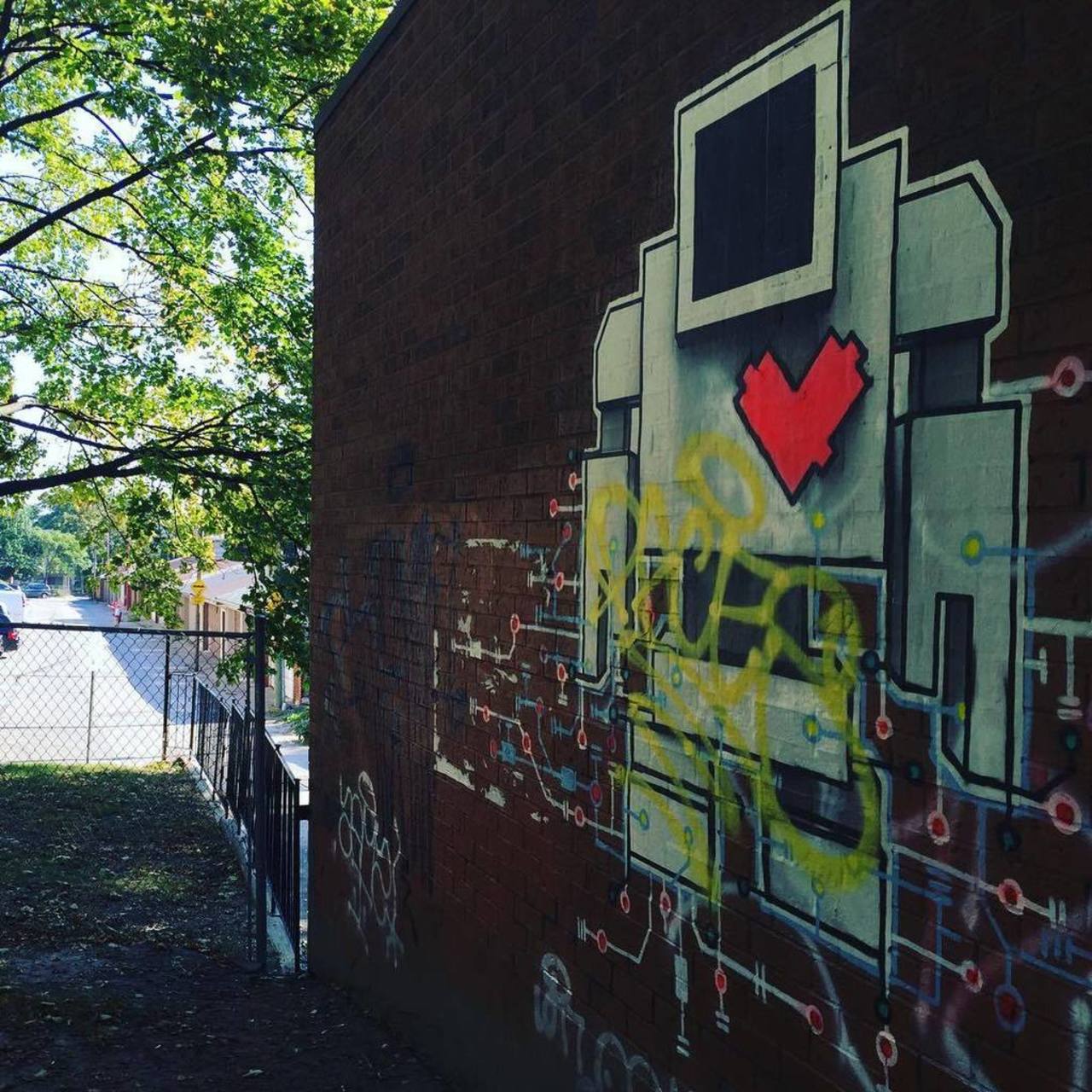 Meet the #robot #mural in #Toronto. Guess where exactly it is:) #graffiti #graffitiporn #redheart by themicahmunrot… http://t.co/ixiWOj6y5A