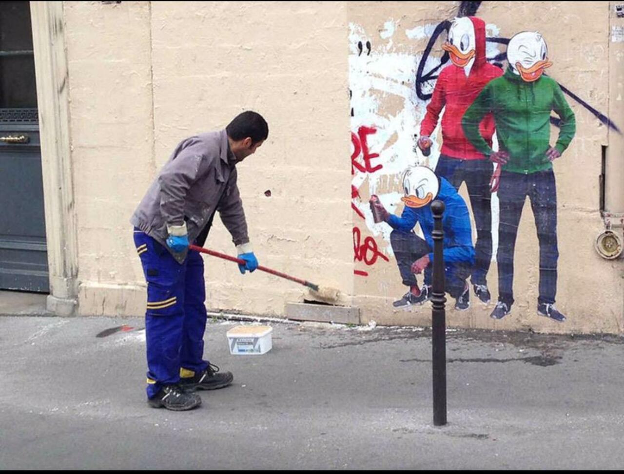 #graffiti removalist becomes part of the #streetart #mural in #paris #switch #bedifferent #art #arte http://t.co/zKn7DxspZi