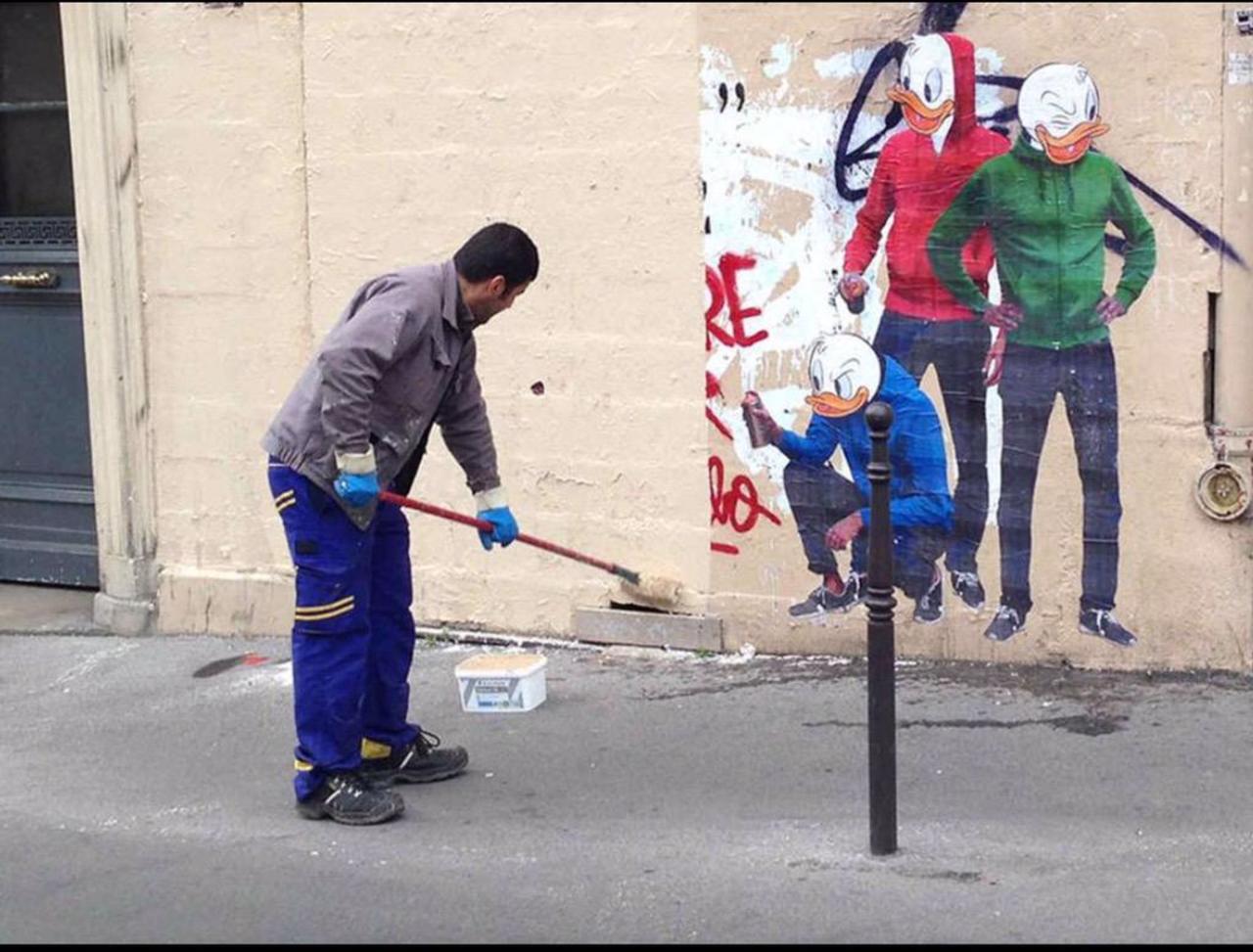 RT @richardbanfa: #graffiti removalist becomes part of the #streetart #mural in #paris #switch #bedifferent #art #arte http://t.co/zKn7DxspZi