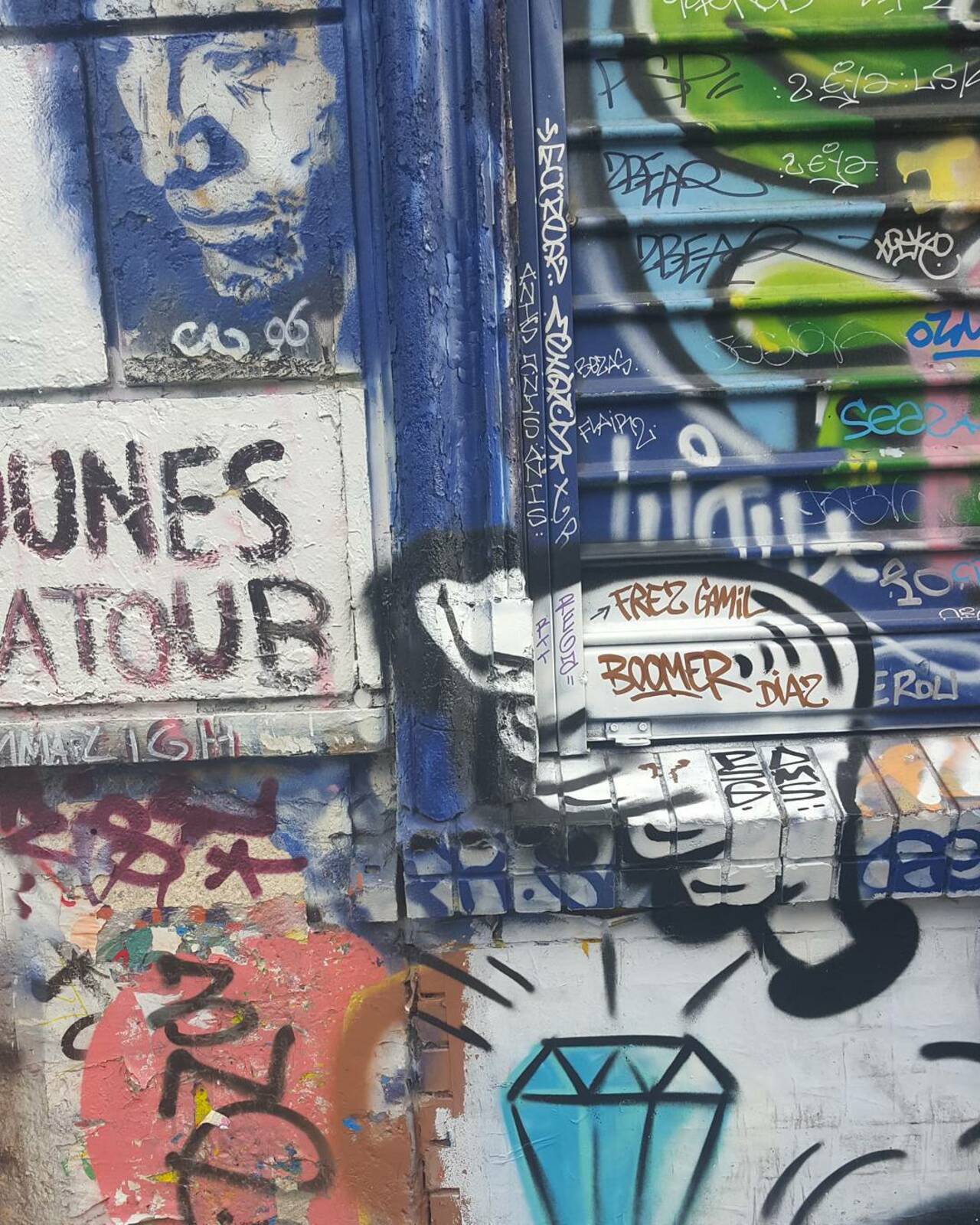 #Paris #graffiti photo by @jdewey67 http://ift.tt/1VhLuNM #StreetArt http://t.co/1uwa6512mS