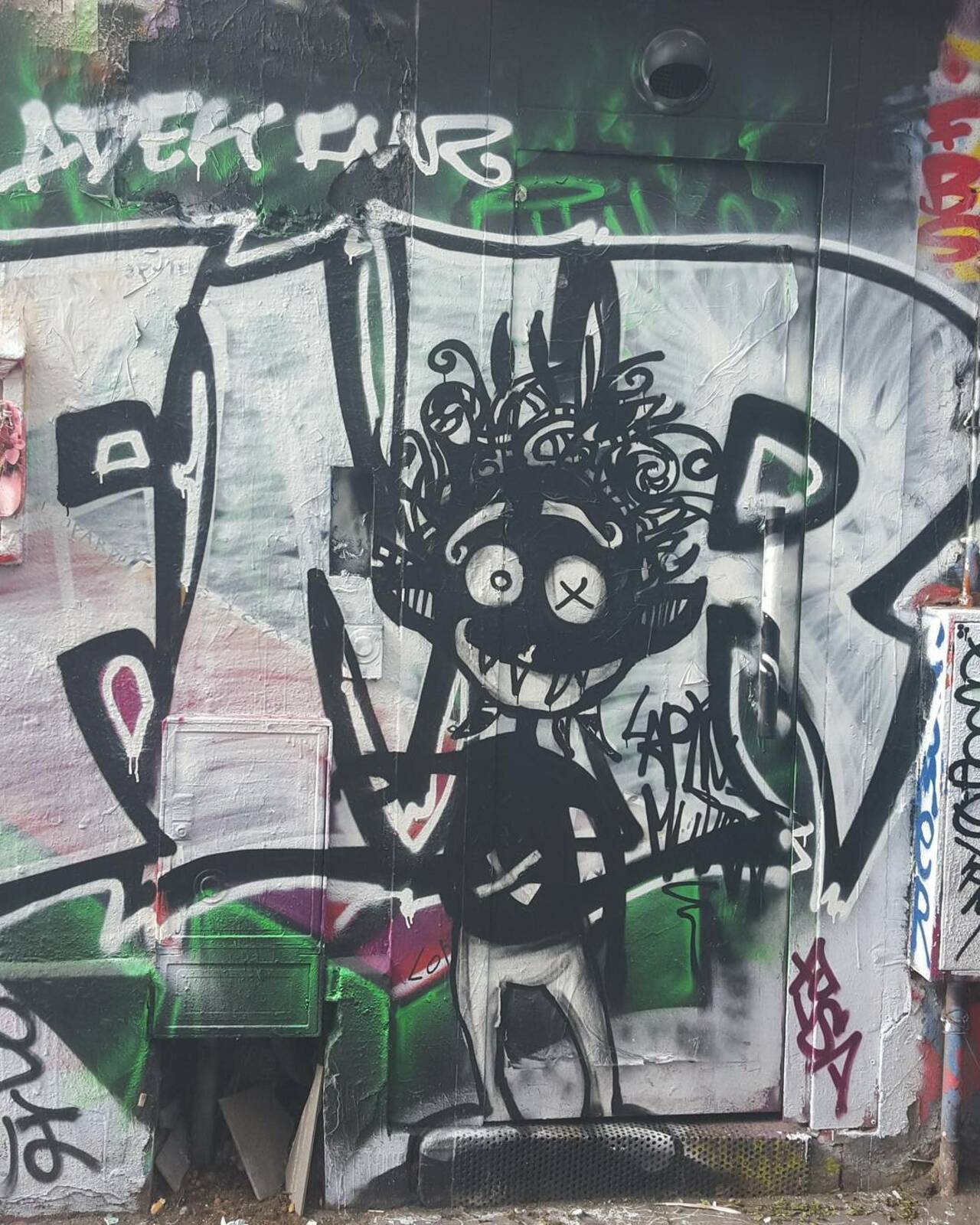 #Paris #graffiti photo by @jdewey67 http://ift.tt/1PG3gIY #StreetArt http://t.co/8c4PFU6SDX