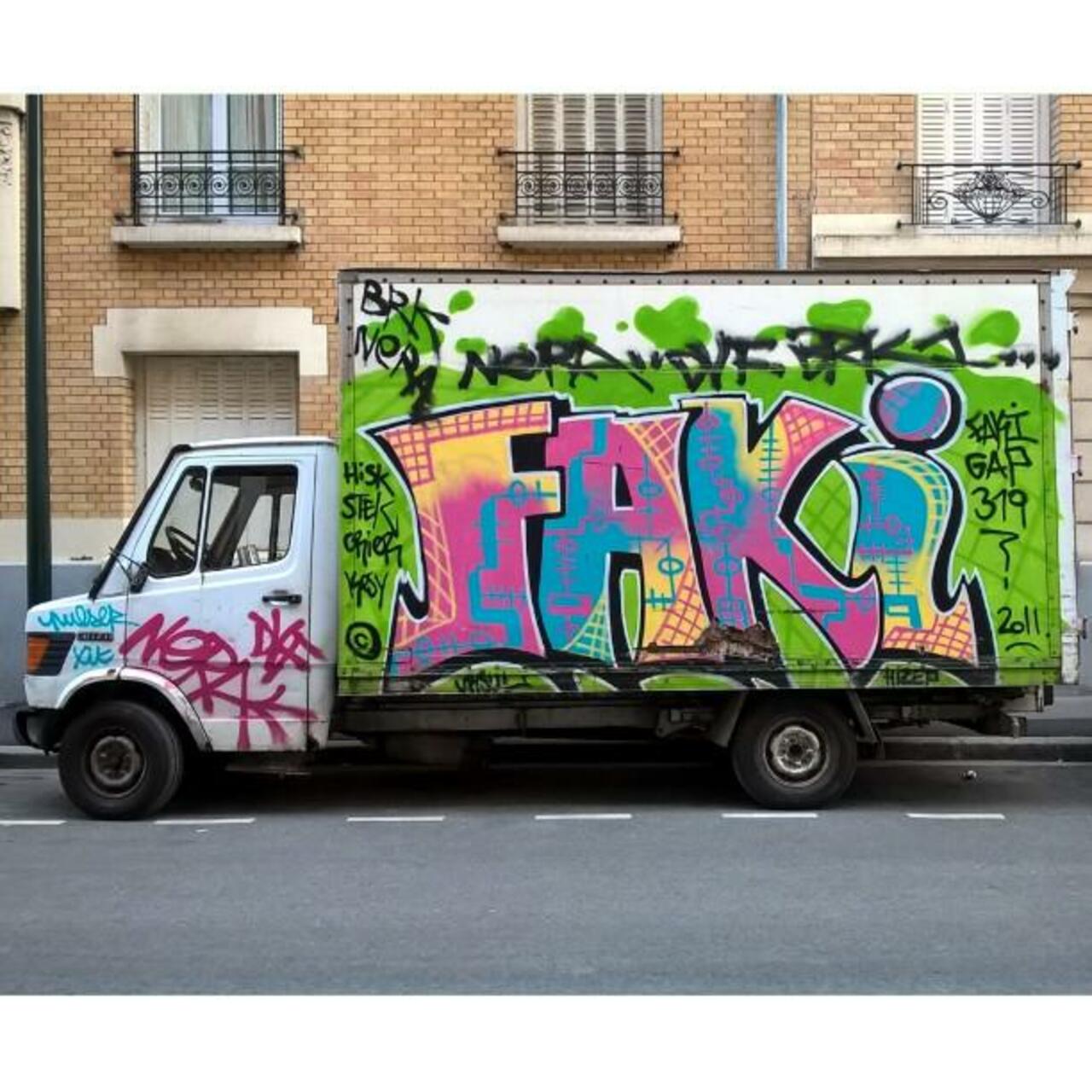 circumjacent_fr: #Paris #graffiti photo by maxdimontemarciano http://ift.tt/1jlA9Ra #StreetArt http://t.co/mCNnhvbTDx