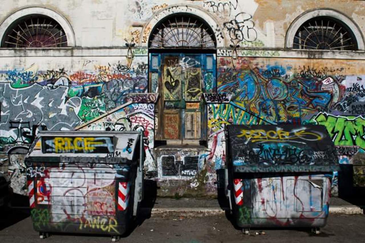 Testaccio Graffiti -Roma 
#graffiti #streetart #testaccio #rome #romansea #streetphotography #colours http://t.co/8CPkUhVWe3