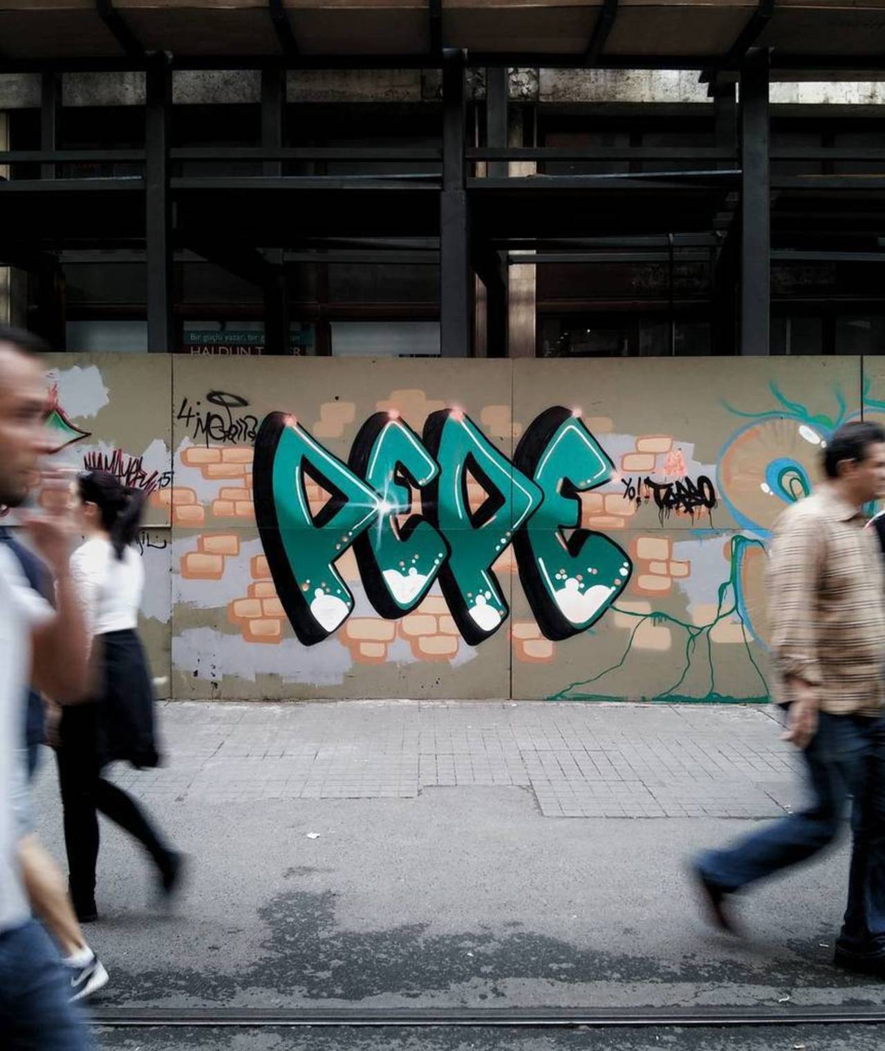 Rengimi kaybettim...
#iyiakşamlar #graffiti #pepemodeon #streetart #urbanart #sprayart #streetphotography #wall #s… http://t.co/8pUMJpj1n0