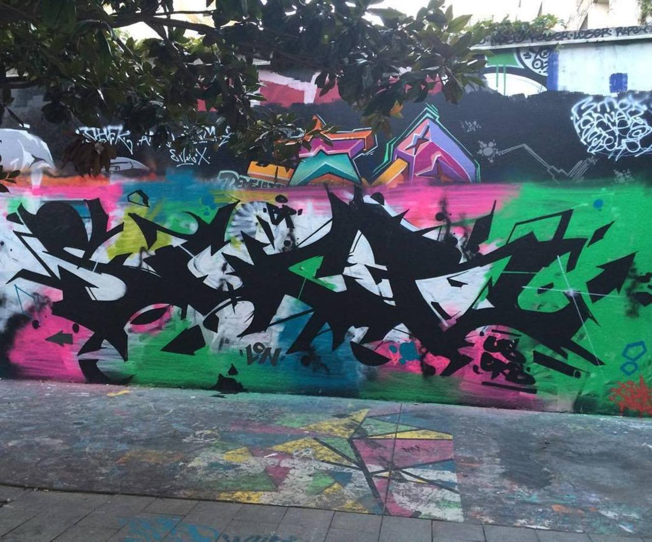 RT @artpushr: via #insta_fdy "http://ift.tt/1WrmiH3" #graffiti #streetart http://t.co/cxsgUMVWP0