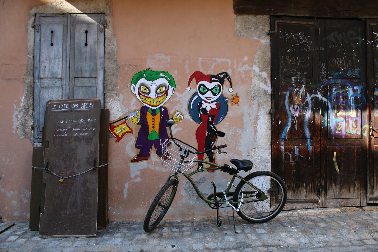 #streetart #graffiti #mural Joker man/woman in #Annecy #France ,3 pics at http://wallpaintss.blogspot.nl http://t.co/KX674Ymlra
