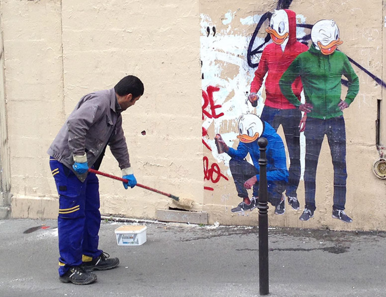 pan_tabetai: RT _inkster_: This is too #funny! #Graffiti removal guy gets turned into #streetart in #Paris … http://t.co/dXZxoqziwI