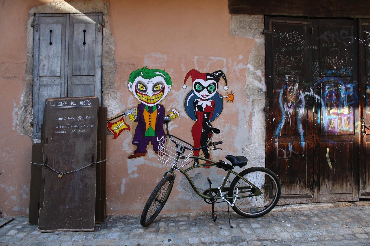 RT @RRoedman: #streetart #graffiti #mural Joker man/woman in #Annecy #France ,3 pics at http://wallpaintss.blogspot.nl http://t.co/KX674Ymlra
