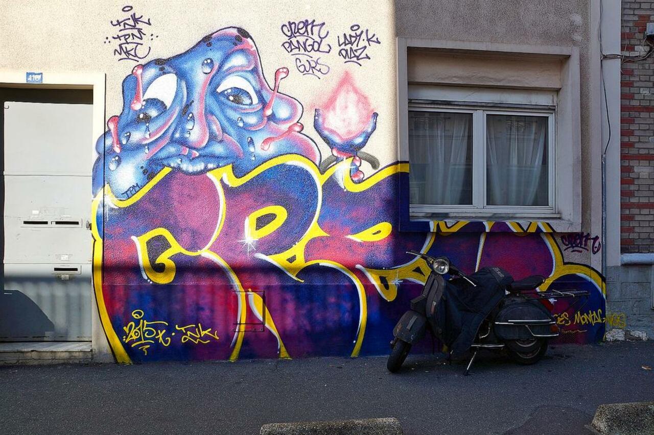 Street Art by anonymous in #Montreuil http://www.urbacolors.com #art #mural #graffiti #streetart http://t.co/acqwGHOHGj