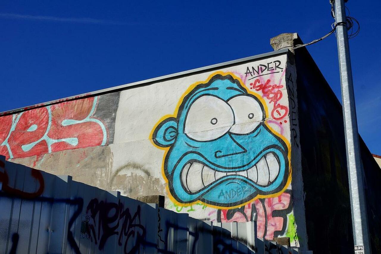 Street Art by anonymous in #Montreuil http://www.urbacolors.com #art #mural #graffiti #streetart http://t.co/2w0YV1xvMO