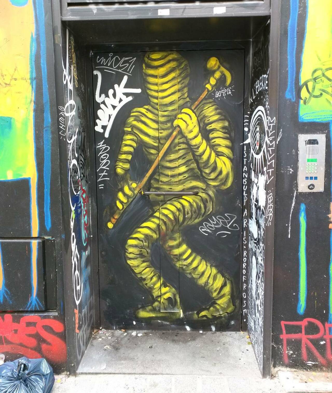 circumjacent_fr: #Paris #graffiti photo by alphaquadra http://ift.tt/1KOsgdQ #StreetArt http://t.co/zXCL6CaiNk