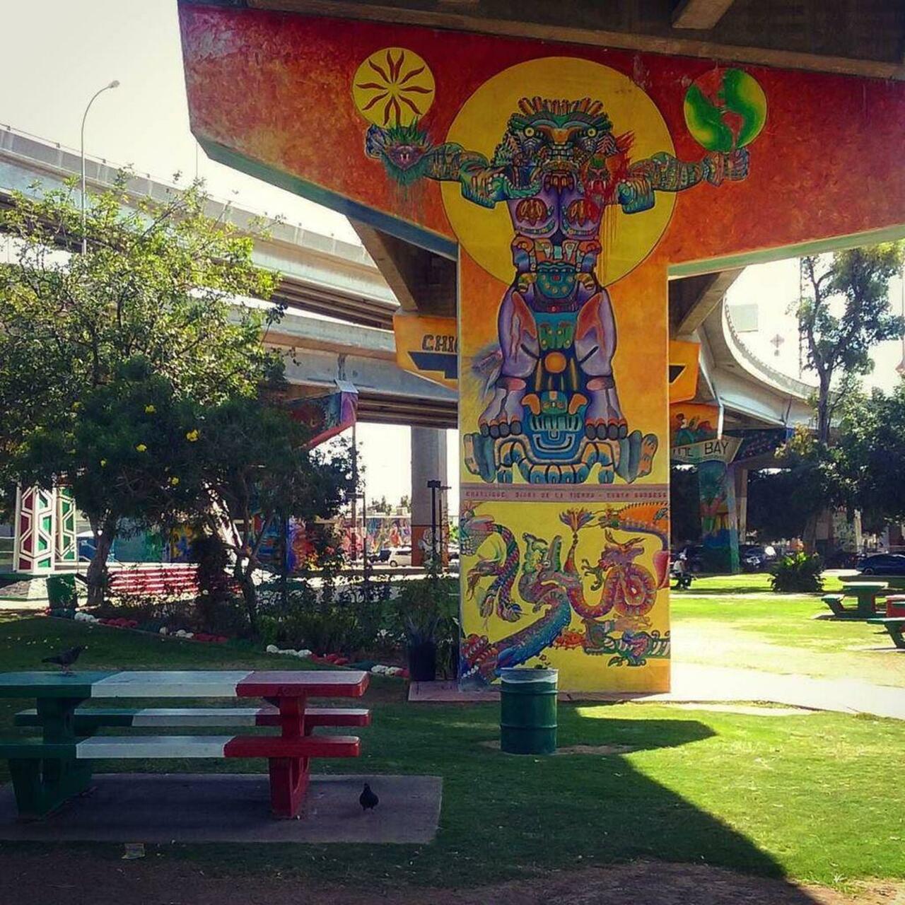 Balance
#art #chicanopark #streetart #eagle #bird #graffiti #urbanart #heritage #creative #dope #mural #barriologan… http://t.co/G6bkrnhG4q