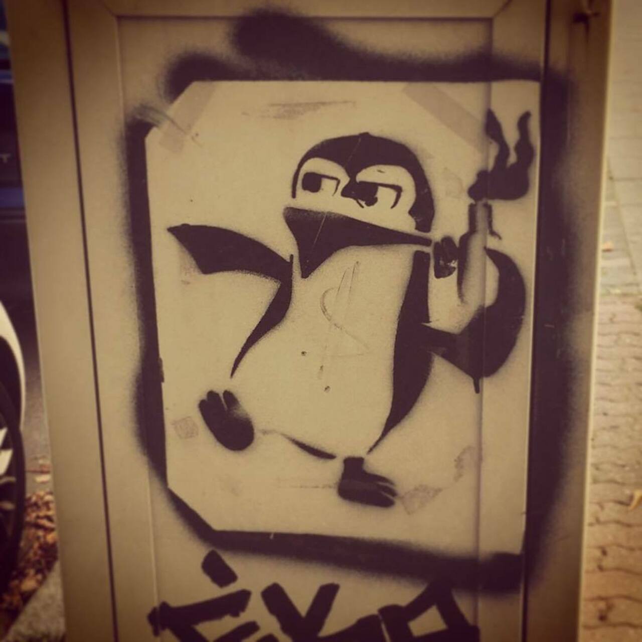 #Berlin #Friedenau #Fröaufstrasse #Graffiti #StreetartBerlin #Streetart #Street #Stencil #Kunst #Art #Pinguin #Peng… http://t.co/aBWWEJhVFc