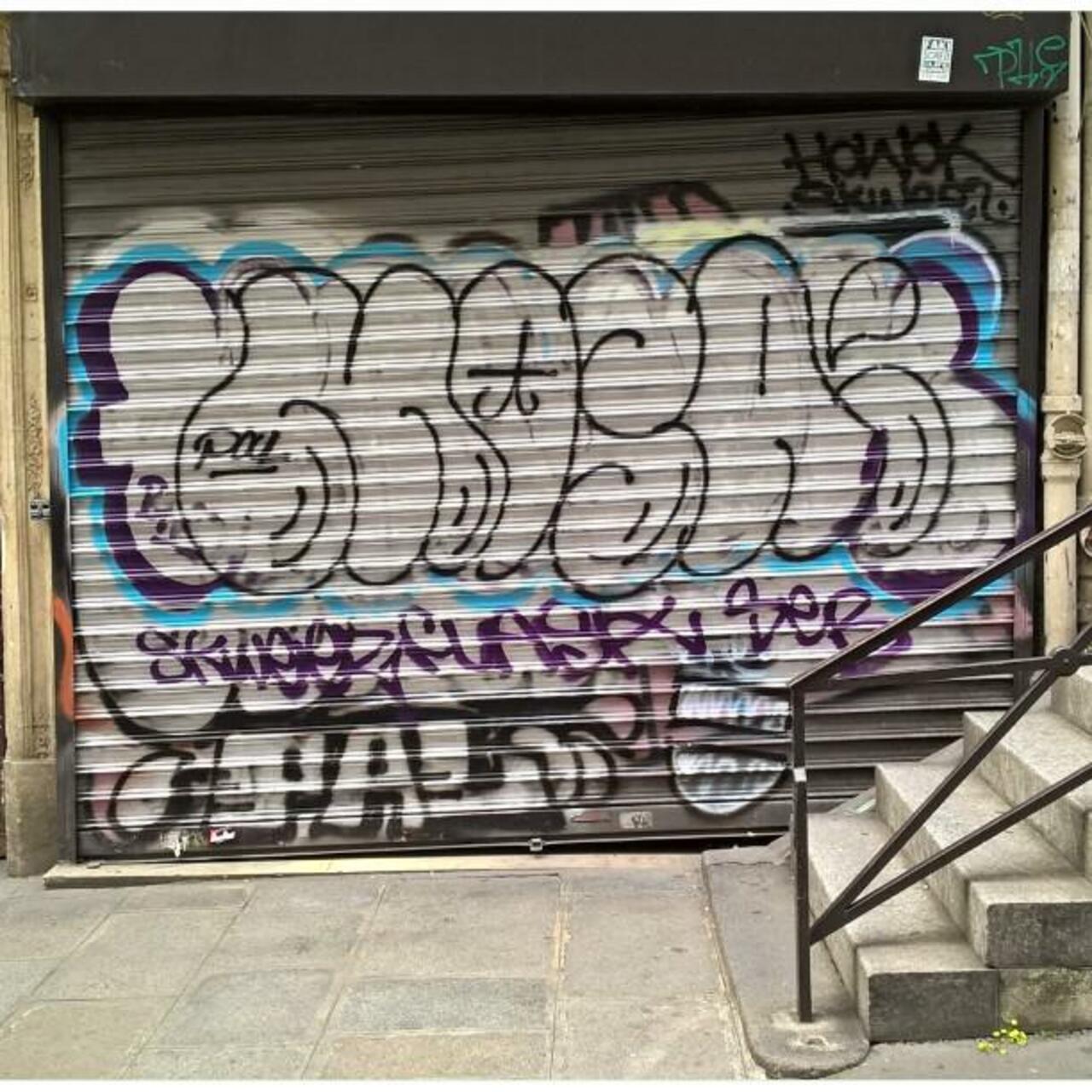 #Paris #graffiti photo by @maxdimontemarciano http://ift.tt/1GgjtiQ #StreetArt http://t.co/ngb4YHjrWk