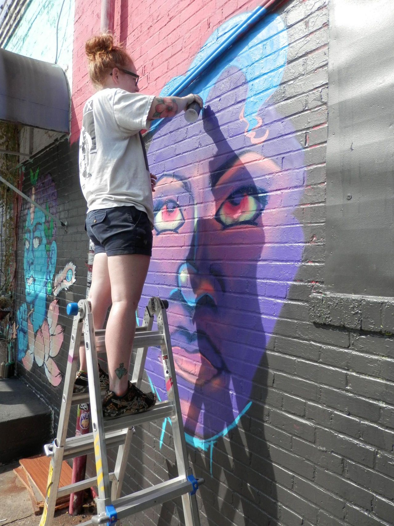 #Houston #Graffiti #Streetart Clear (Houston) working on her art at Super Happy Funland for Meeting of Styles 2015. http://t.co/T5Y47Jcs6T