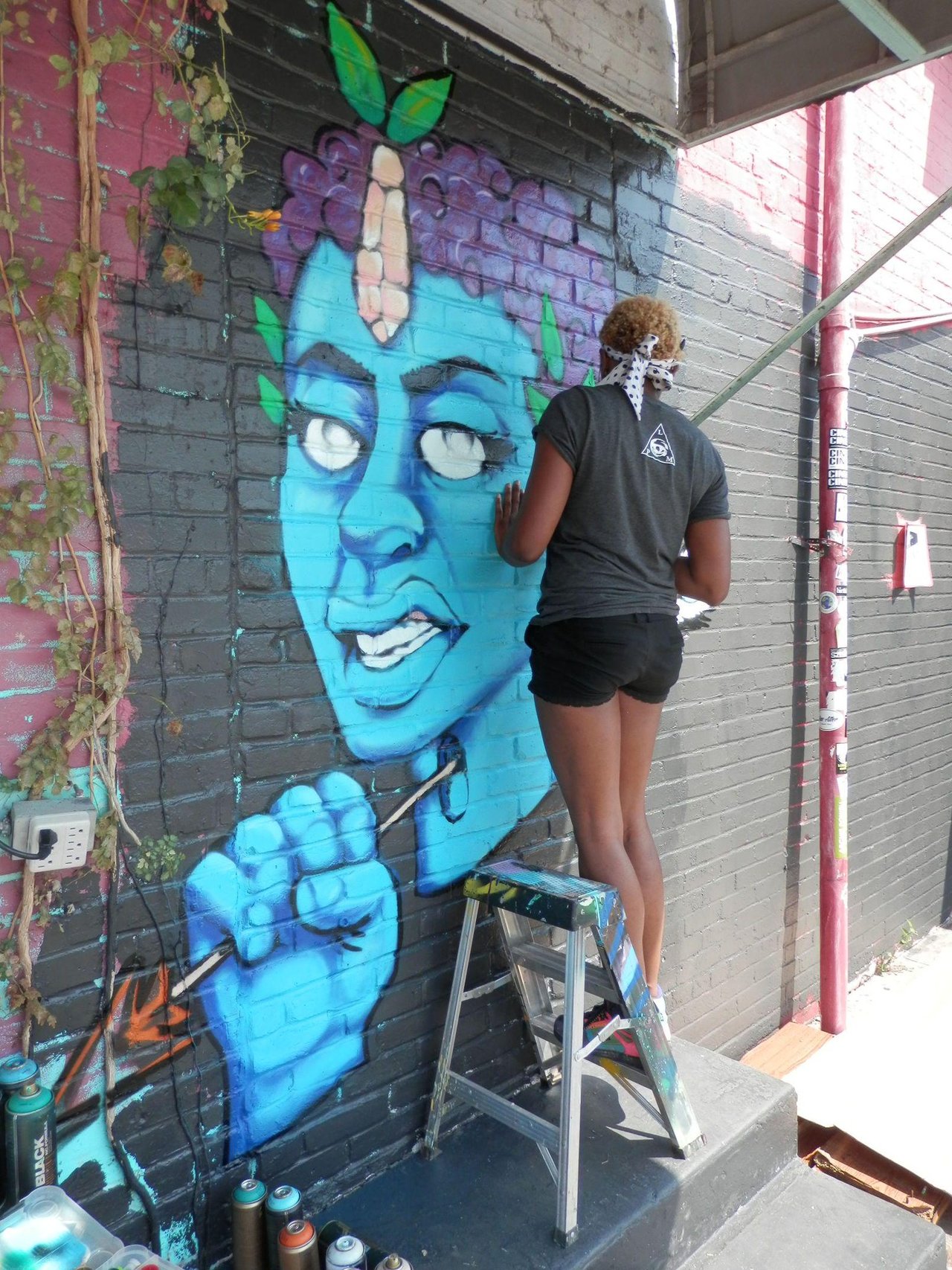 #Houston #Graffiti #Streetart Roshi (Austin) working on her art at Super Happy Funland for Meeting of Styles 2015. http://t.co/HOUoXQVbQD
