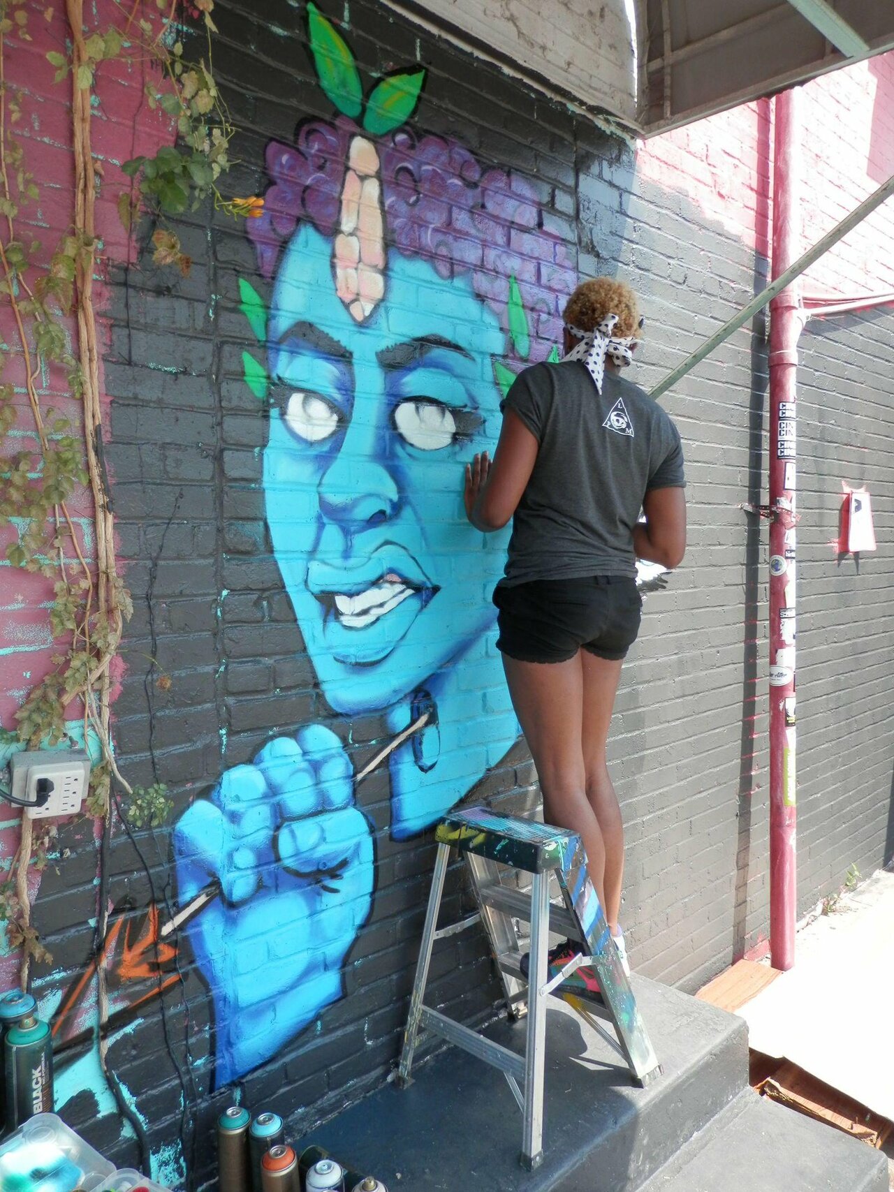 RT @JohnRMoffitt: #Houston #Graffiti #Streetart Roshi (Austin) working on her art at Super Happy Funland for Meeting of Styles 2015. http://t.co/HOUoXQVbQD