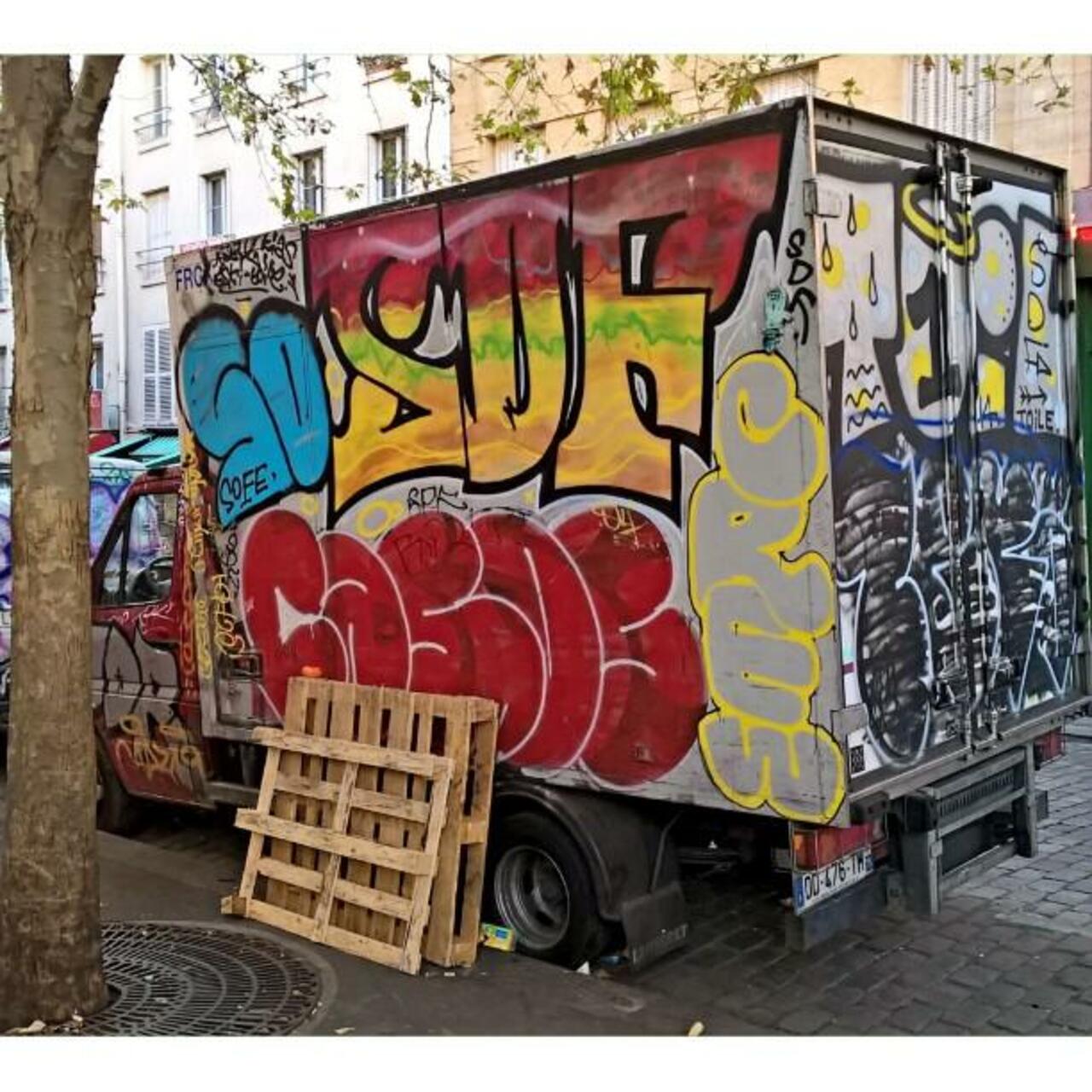 #Paris #graffiti photo by @maxdimontemarciano http://ift.tt/1hcBKHj #StreetArt https://t.co/j4uHvx5qnB