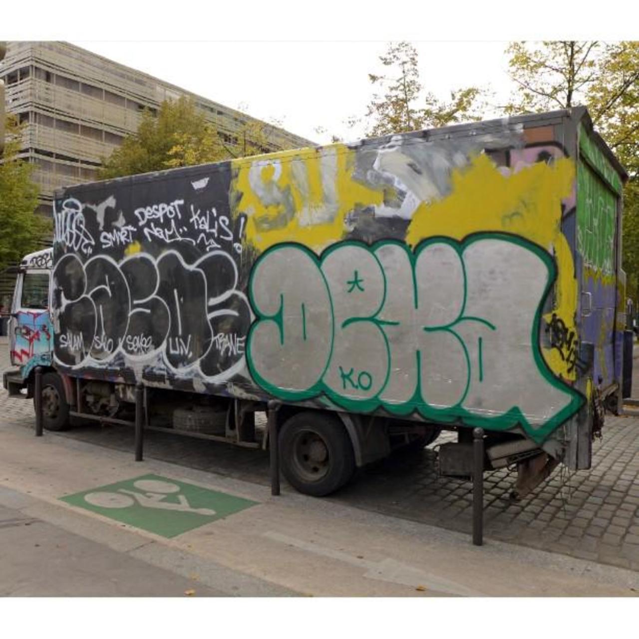 circumjacent_fr: #Paris #graffiti photo by maxdimontemarciano http://ift.tt/1M4BBhE #StreetArt http://t.co/wn2bbeAAdI