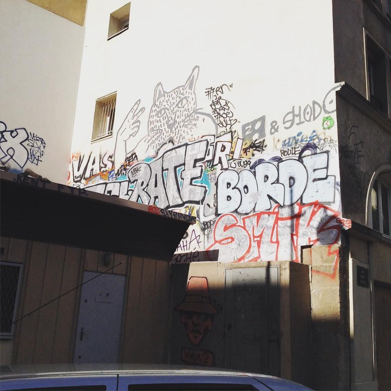 circumjacent_fr: #Paris #graffiti photo by emmabou66 http://ift.tt/1MPtBnE #StreetArt http://t.co/N0go1FeCtZ