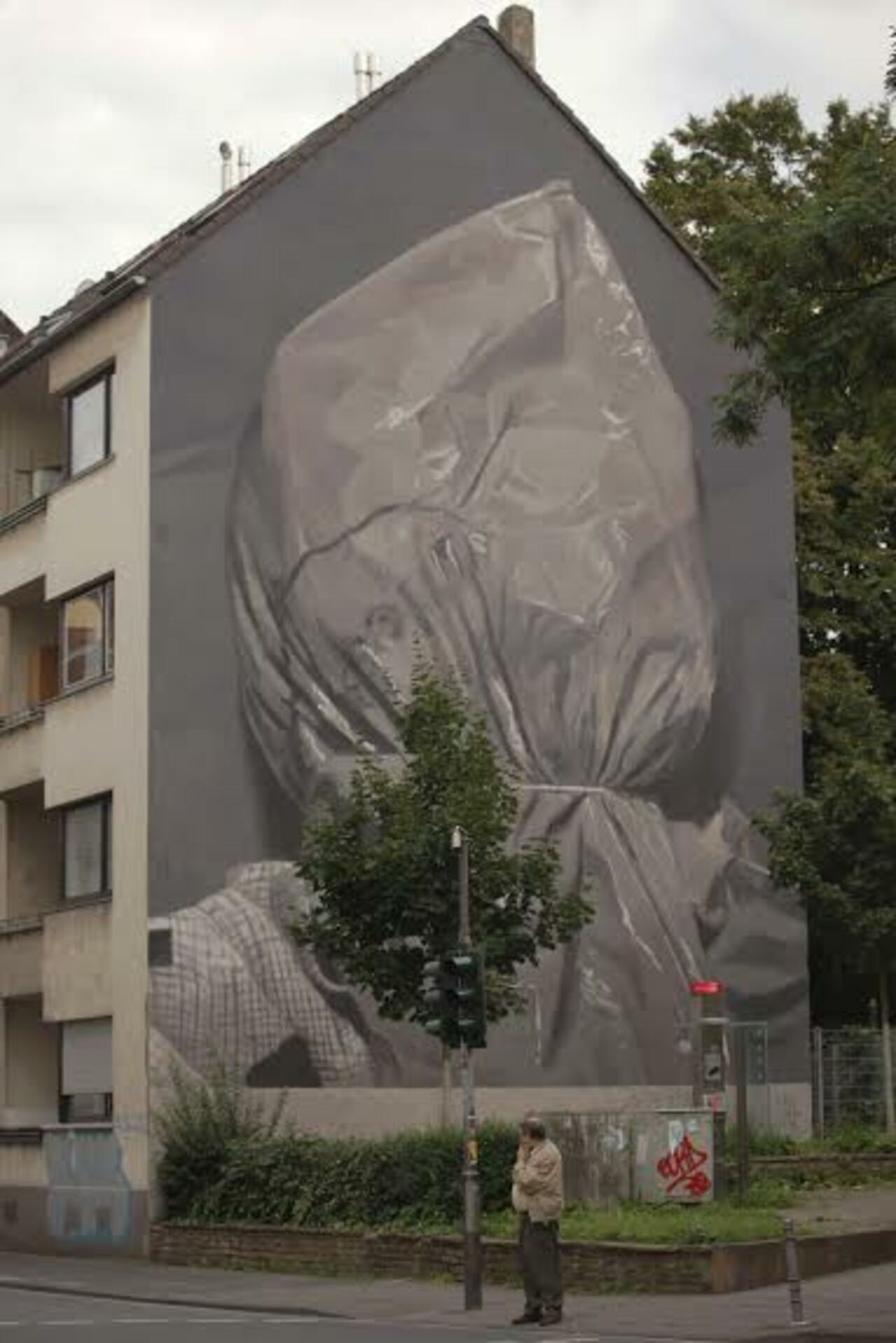 RT @allcitycanvas: . @AXELVOID 's powerful #mural for @CityLeaks2015 #streetart #publicart #graffiti #cologne #urbanart #art http://t.co/aTsppbABXM