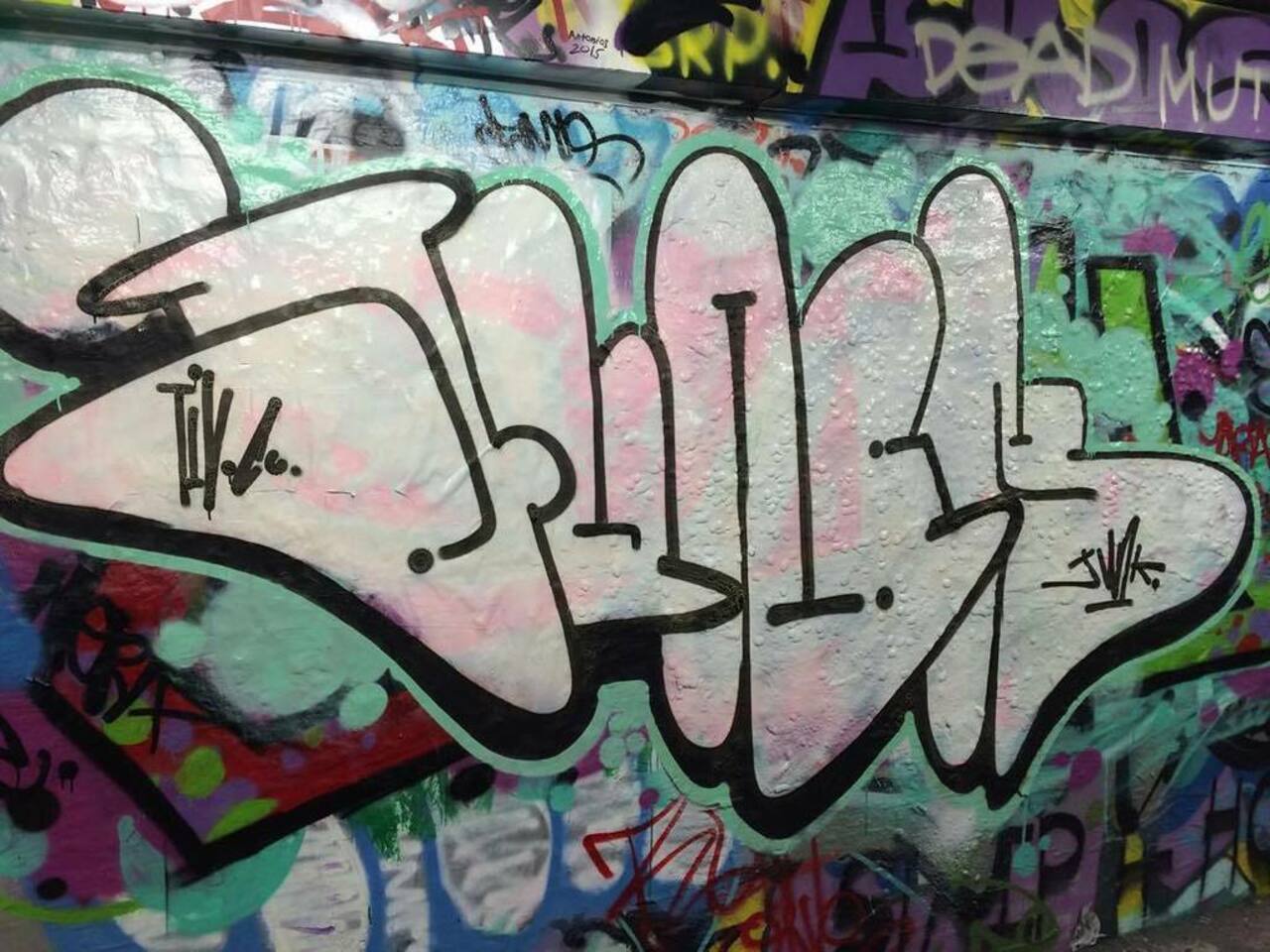 JUNKD 
#aerosolart #sydgraff #bombing #fatcap #sprayart #muralart #streetart #streetartlondon #graff #graffiti #van… http://t.co/gSsa5M8JzN