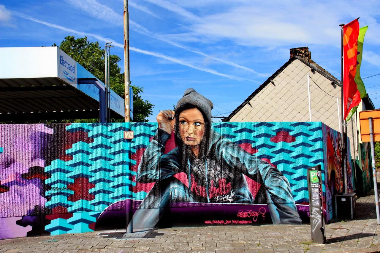 RT @RRoedman: #streetart #graffiti #mural girl looking over the fence #Berchem #Antwerpen,3 pics at http://wallpaintss.blogspot.nl http://t.co/hV4QfTMk8N