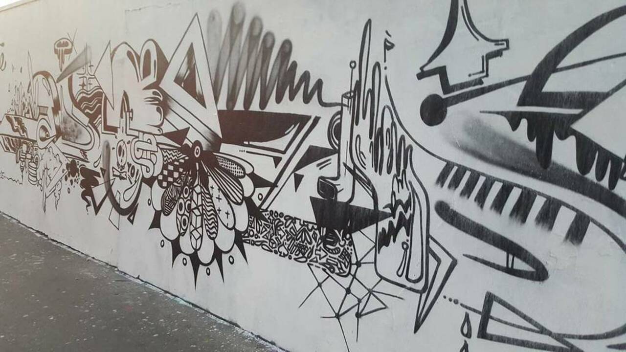 Street art wall à Paris !  #streetart #paris #parisjetaime #graffiti #picoftheday #blackandwhite http://t.co/stziM1E8fL