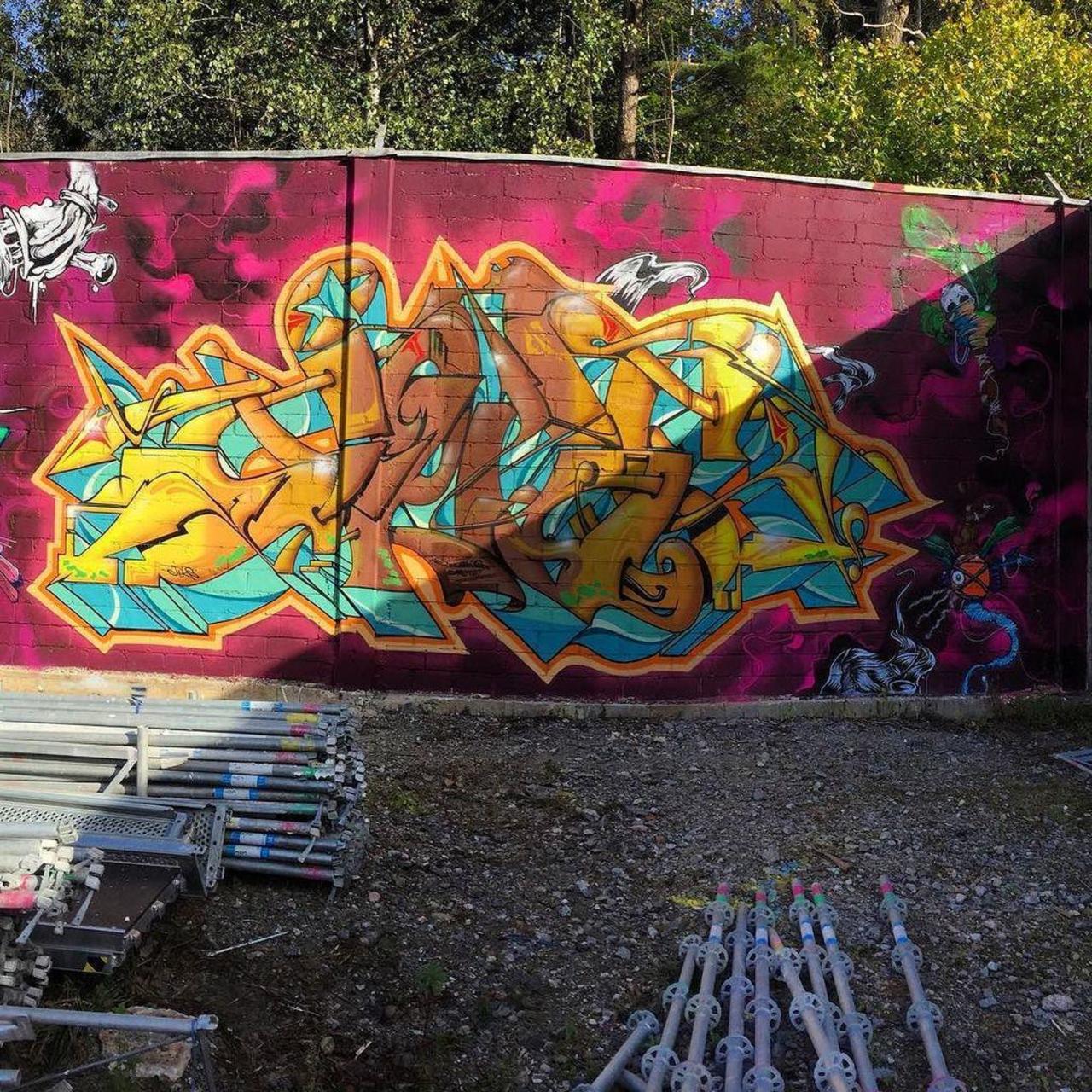 Work by #jeks. #stockholm #snösätra #graffiti #graffitistockholm #streetart #streetartstockholm #gatukonst #gatukon… http://t.co/amzRqRAfcg