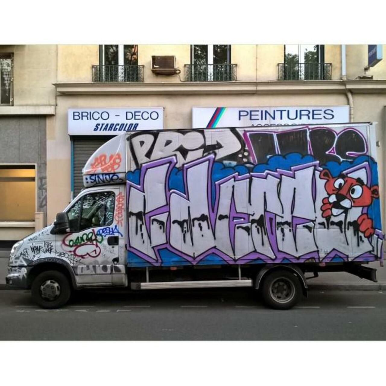circumjacent_fr: #Paris #graffiti photo by maxdimontemarciano http://ift.tt/1JXKHLq #StreetArt http://t.co/UFLoWIbHNs