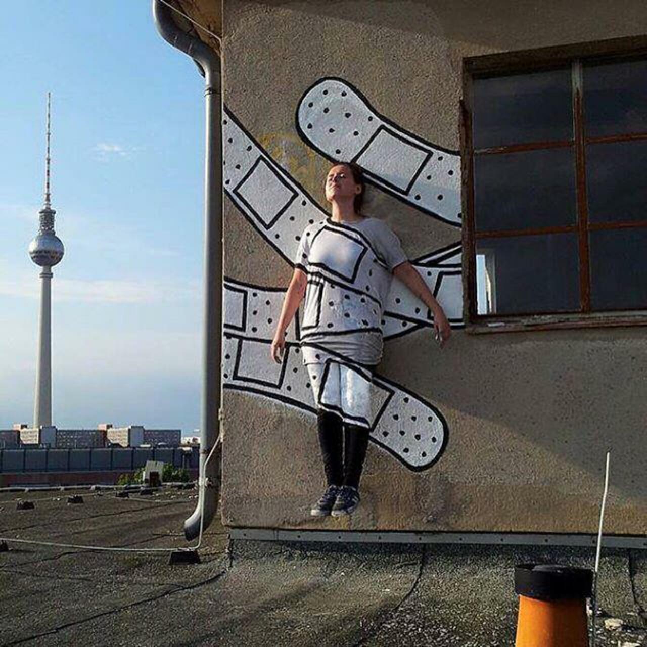 The art work by Dede in Berlin, Germany. #StreetArt #Graffiti #Mural http://t.co/HtyScirewW