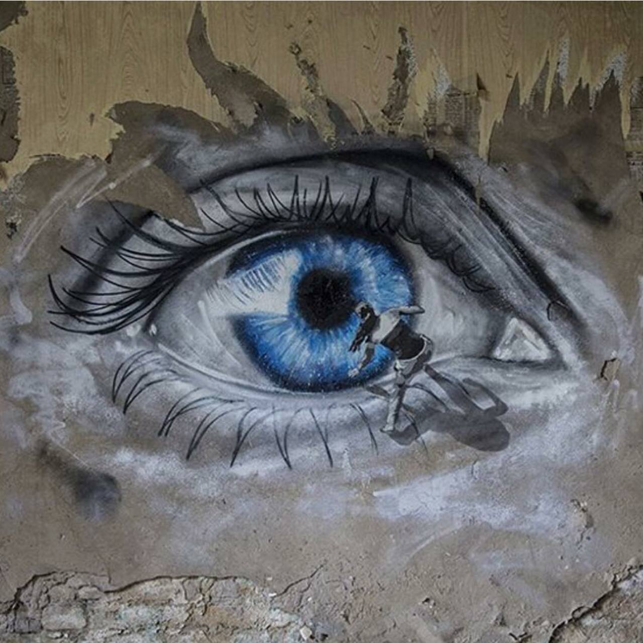 David Walker collaborates in an abandoned building with Anders Gjennestad. #StreetArt #Graffiti #Mural http://t.co/JJlLc1dSFR