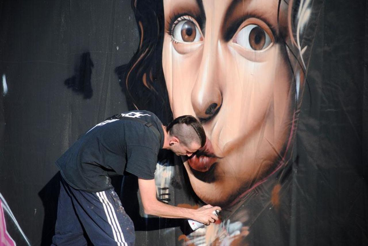 kiss the wall #streetart #urbanart #graffiti #streetphotography http://t.co/JX55UarHA2