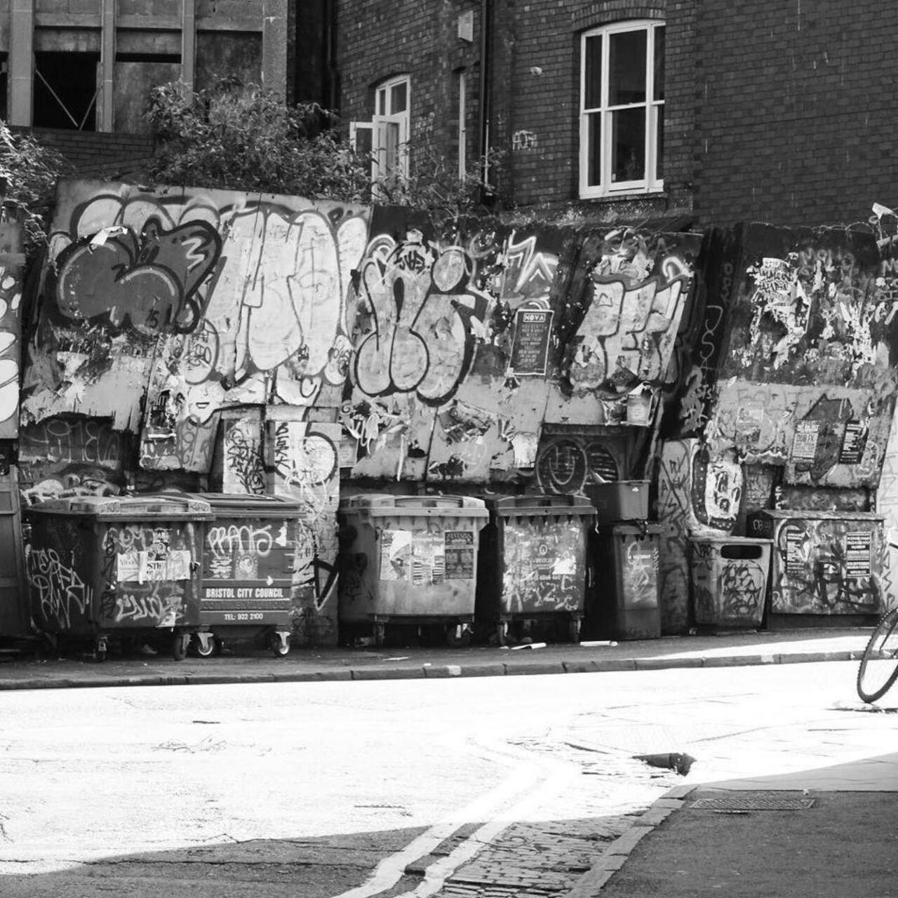 #bristolgraffiti #graffiti #streetart #tags #throws #graffart #tagged #pasteup #paster #urbangraffiti #blackandwhit… http://t.co/TsDreqfIiw